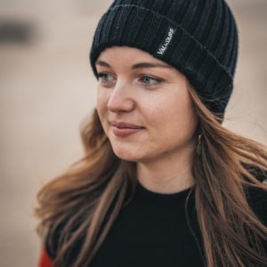 Bonnet Brick couleur marine porté par une femme regardant vers la gauche