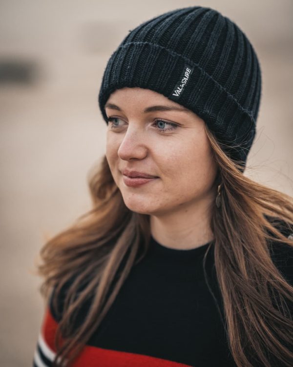 Bonnet Brick couleur marine porté par une femme regardant vers la gauche