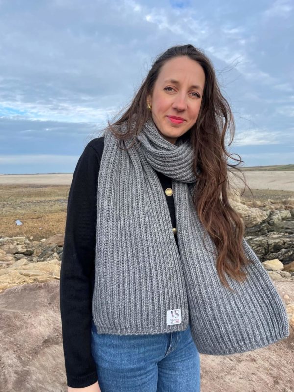 Echarpe Anglaise couleur gris cendre portée par une femme debout à la plage