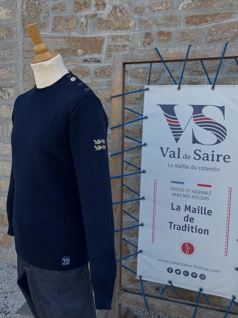 Pull en laine vierge brodé Le Normandie.1